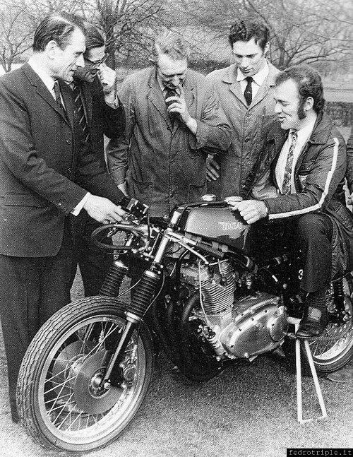 February 1971 - Surrounded by Hele and some engineers of the racing department, the pilot Paul Smart